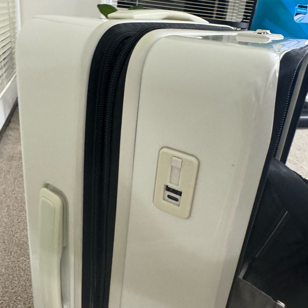 Porsche Design White Luggage - Picture 11 of 14